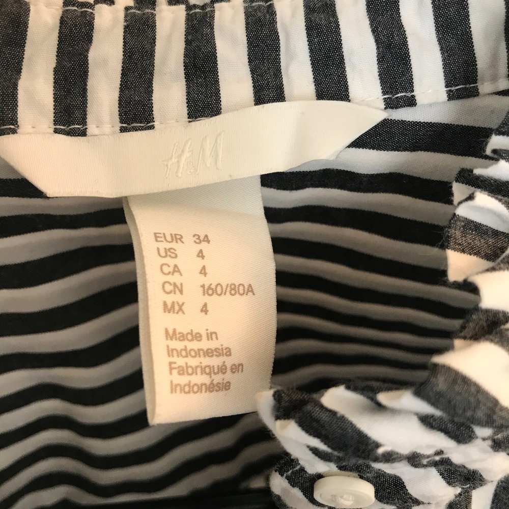 ⬇️🎈H&M Striped Ruffled Button down - Picture 3 of 8